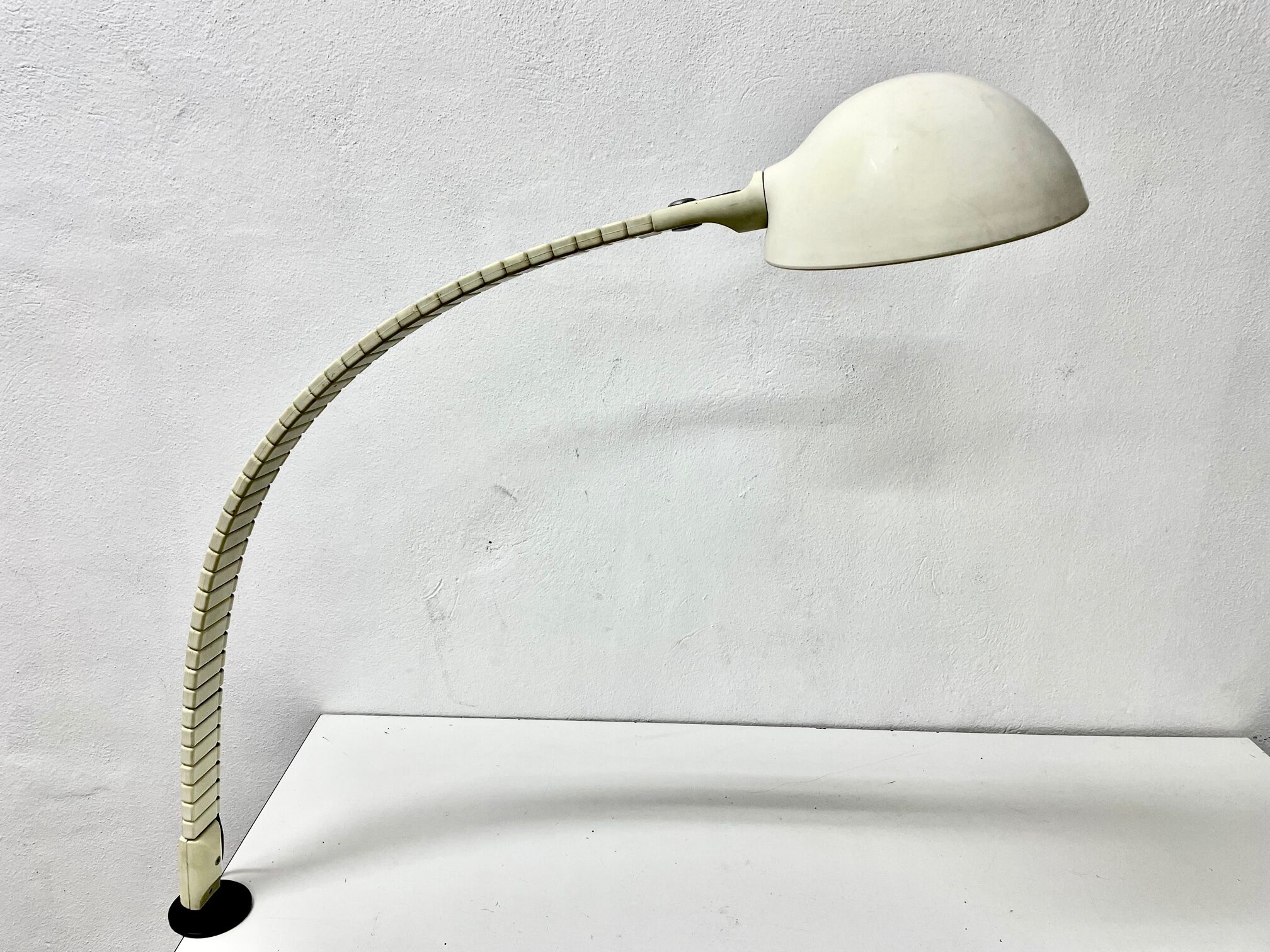 Lampada da tavolo nr. 671 Flex o Vertebra di Elio Martinelli per Martinelli Luce, anni ’70