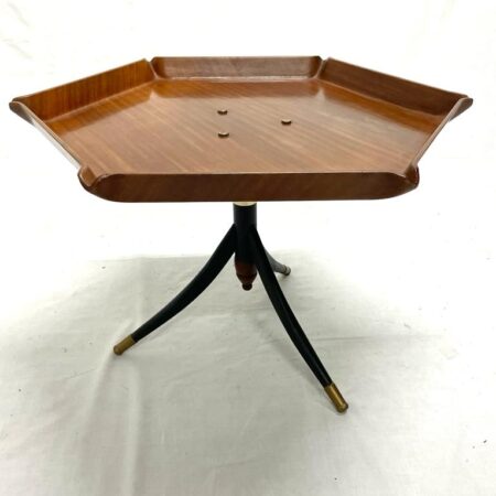 Tavolino con piano in legno curvato e gamba centrale, finiture in ottone, anni 50.