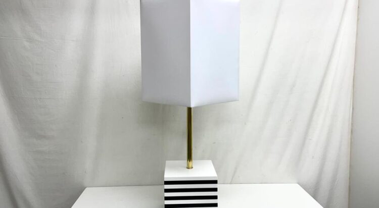 Lampda da tavolo con basamento in legno laccato. Anni ’80.