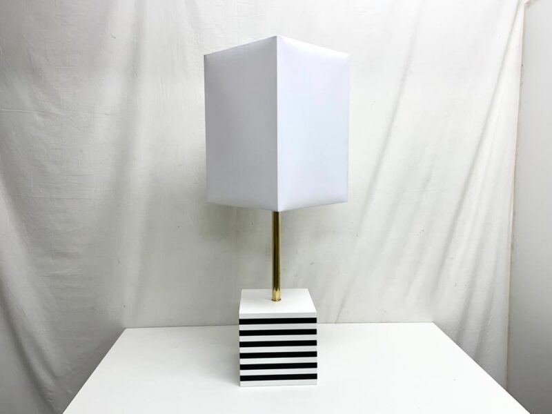 Lampda da tavolo con basamento in legno laccato. Anni ’80.