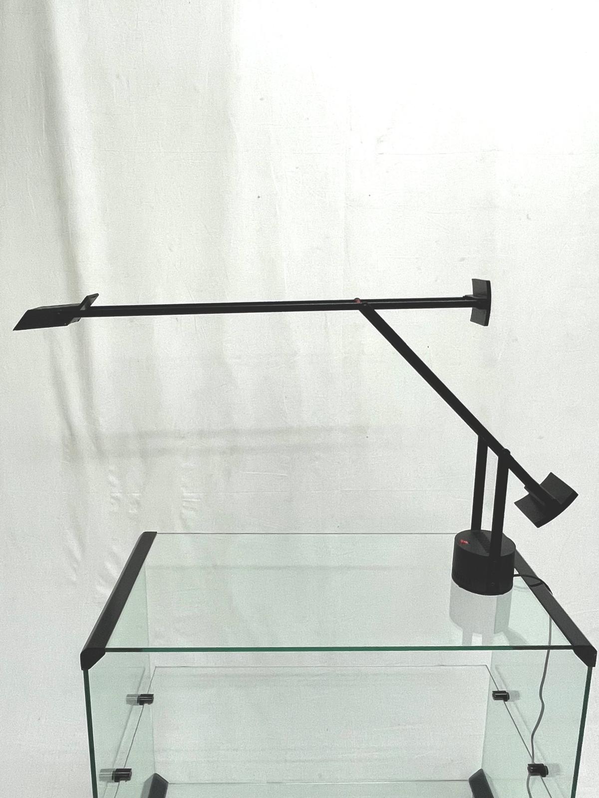 Lampada da tavolo Tizio di Richard Sapper per Artemide, anni ’80.