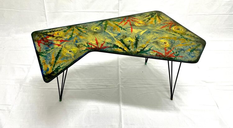 Tavolino anni ’50 con decorazioni.   coffee table with decorations. 1950.