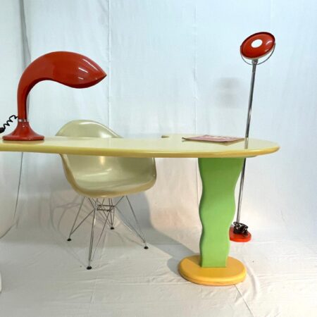 Scrivania di Laura Fiume. Realizzata negli anni ’80. Struttura scultorea in legno sagomato e laccato giallo e verde, con ancoraggio orizzontale a parete. Pezzo unico.