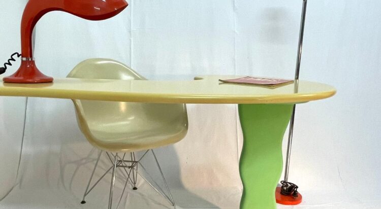 Scrivania di Laura Fiume. Realizzata negli anni ’80. Struttura scultorea in legno sagomato e laccato giallo e verde, con ancoraggio orizzontale a parete. Pezzo unico.