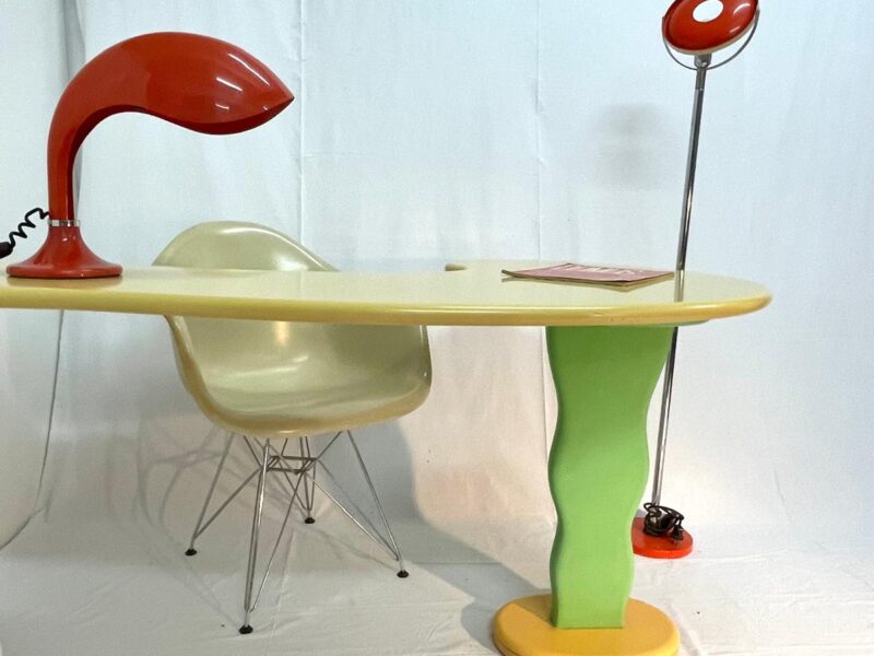 Scrivania di Laura Fiume. Realizzata negli anni ’80. Struttura scultorea in legno sagomato e laccato giallo e verde, con ancoraggio orizzontale a parete. Pezzo unico.