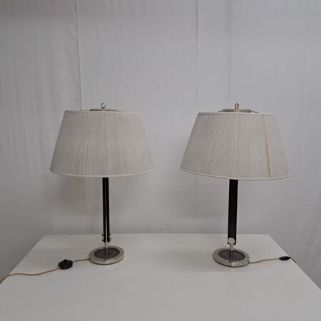 Due lampade anni ’50. Produzione Ilum. Stelo e base in metallo. Vintage.