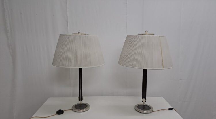 Due lampade anni ’50. Produzione Ilum. Stelo e base in metallo. Vintage.