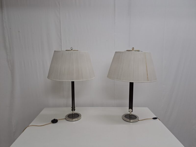 Due lampade anni ’50. Produzione Ilum. Stelo e base in metallo. Vintage.