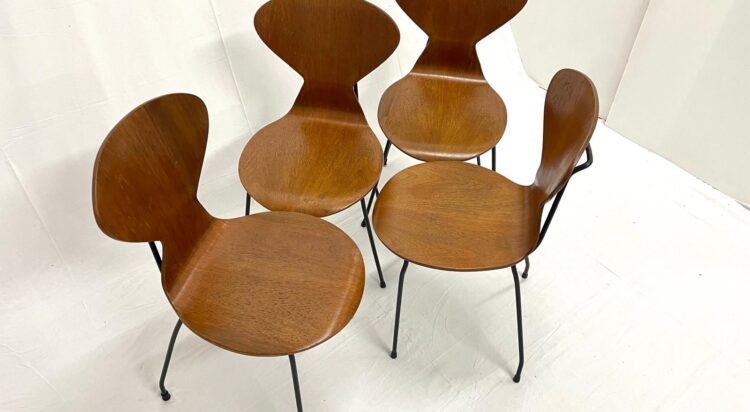 Set di 4 sedie in compensato curvato anni ’50.  Set of 4 curved plywood chairs from the 1950s