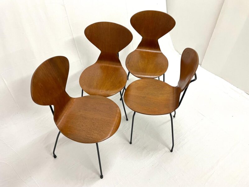 Set di 4 sedie in compensato curvato anni ’50.  Set of 4 curved plywood chairs from the 1950s