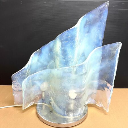 Lampada d tavolo in vetro di Murano. Designer Carlo Nason. Prod. Mazzega. Murano glass table lamp. Designed by Carlo Nason. Produced by Mazzega. 1970s. Anni ’70.