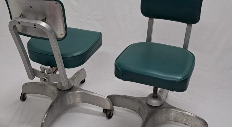 coppia di sedie industriali anni ’60. pair of industrial chairs, 1960s