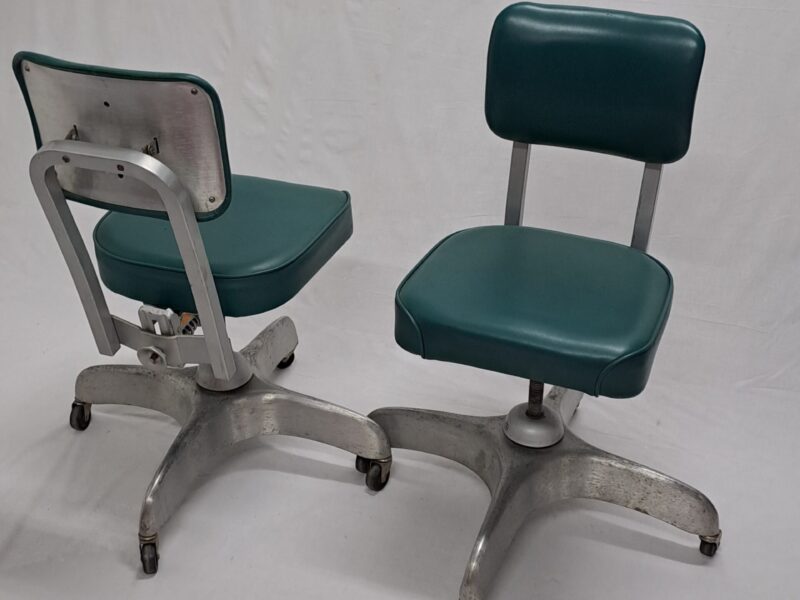 coppia di sedie industriali anni ’60. pair of industrial chairs, 1960s