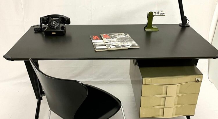 Scrivania Olivetti mod. Arco, designer BBPR.