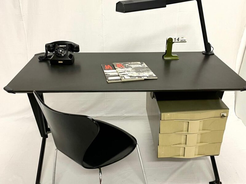 Scrivania Olivetti mod. Arco, designer BBPR.