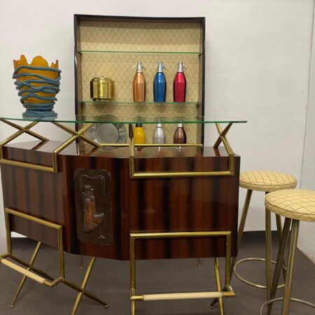 Mobile bar anni ’50, con sgabelli e vetrinetta