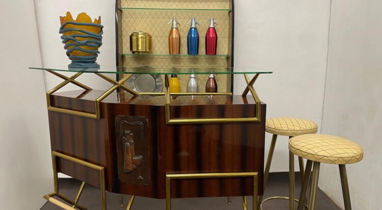 Mobile bar anni ’50, con sgabelli e vetrinetta
