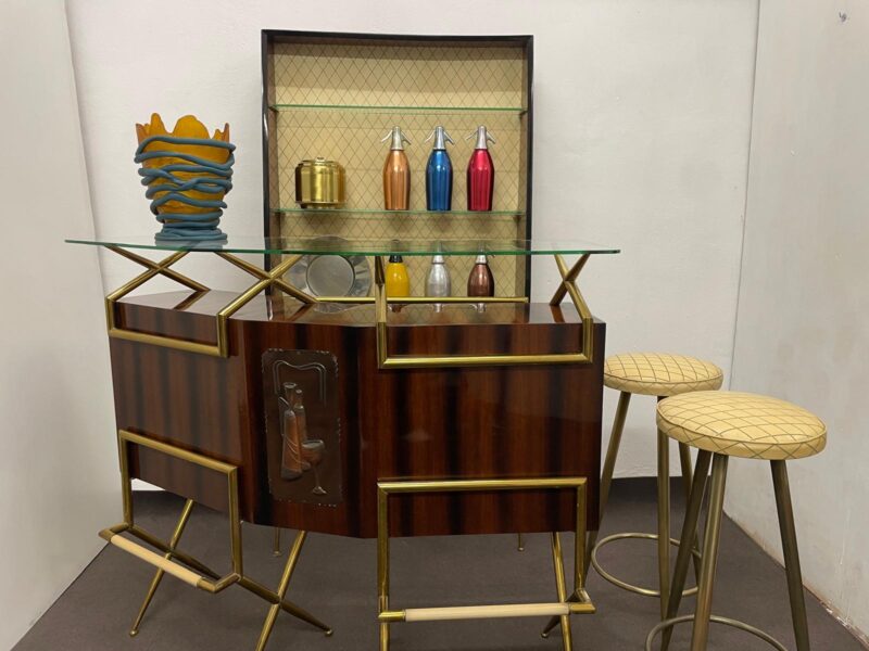 Mobile bar anni ’50, con sgabelli e vetrinetta
