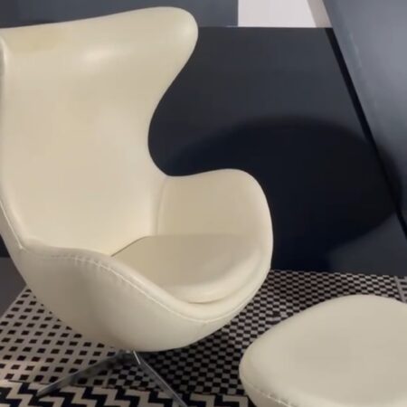 Poltrona Egg girevole in pelle colore bianco avorio e metallo. Anni ’70