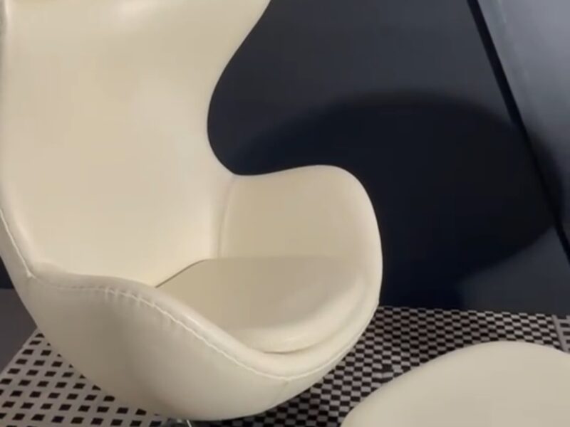 Poltrona Egg girevole in pelle colore bianco avorio e metallo. Anni ’70